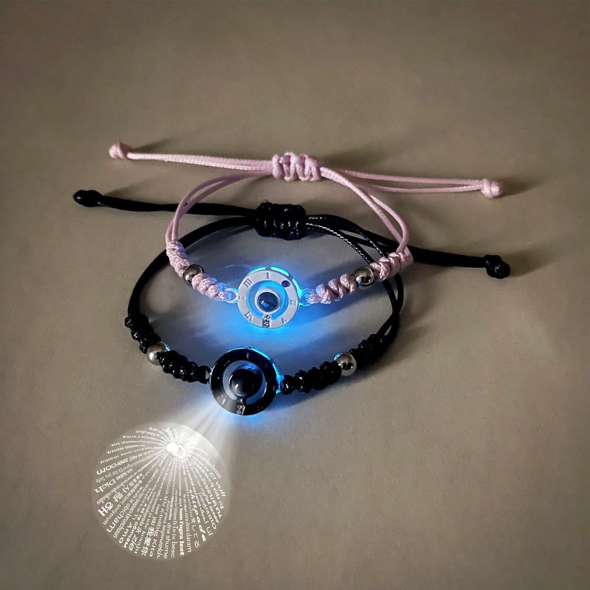 Ensemble de bijoux assortis de couple de 2 pièces : horloge lumineuse à projection incrustée de perles en forme de cœur avec charme noir et rose,